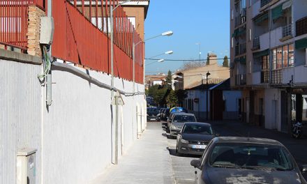 El Ayuntamiento de Alcázar invierte 15.000 euros en la reparación del muro del colegio Santa Clara