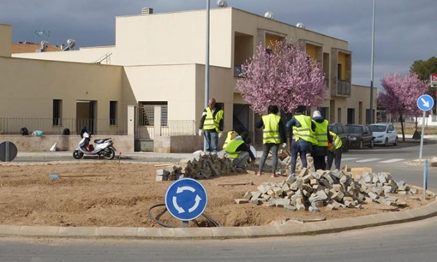 Los alumnos de jardinería del PIS ornamentan una rotonda de la Avenida de España