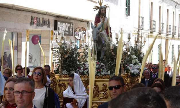 El sol y el buen tiempo acompañaron el desfile de Jesús en la borriquilla