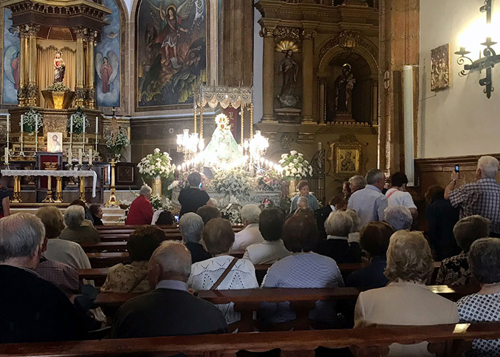 Centenares de personas mayores se han reunido en torno a la Virgen de las Cruces
