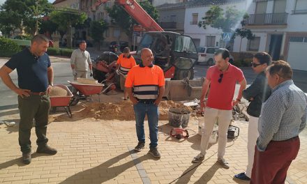 Continúan las obras de renovación del acerado en el barrio de San Antón