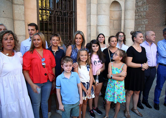 La alcaldesa acompañada de los chicos y chicas de Apandapt inauguran la Feria de Agosto desde la balconada del Ayuntamiento de Toledo