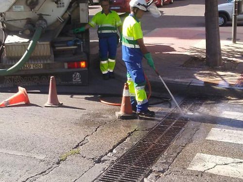 El Ayuntamiento de Jaén refuerza la limpieza de imbornales en zonas claves de la ciudad
