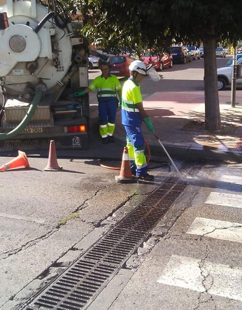 El Ayuntamiento de Jaén refuerza la limpieza de imbornales en zonas claves de la ciudad