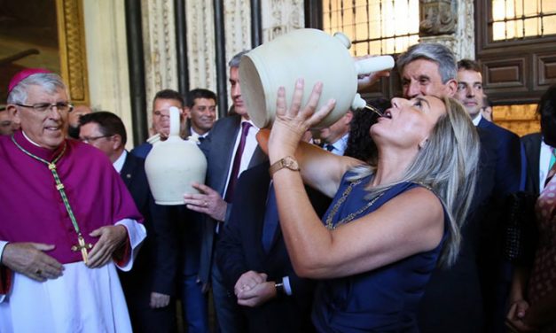 La alcaldesa cumple la tradición de beber agua del pozo de la Virgen en los botijos y destaca el valor de las tradiciones toledanas