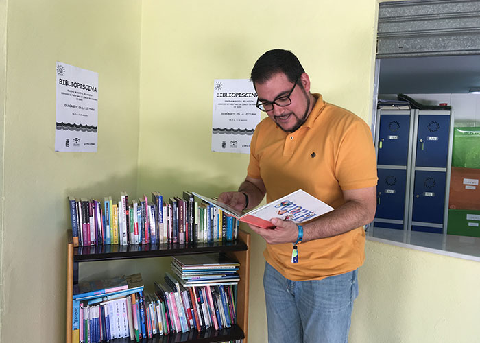 La Bibliopiscina lanza una invitación a la lectura en la piscina Bellavista
