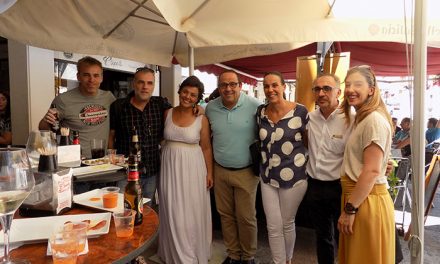 Pilar Zamora y su equipo, en un encuentro informal de Feria con los medios locales