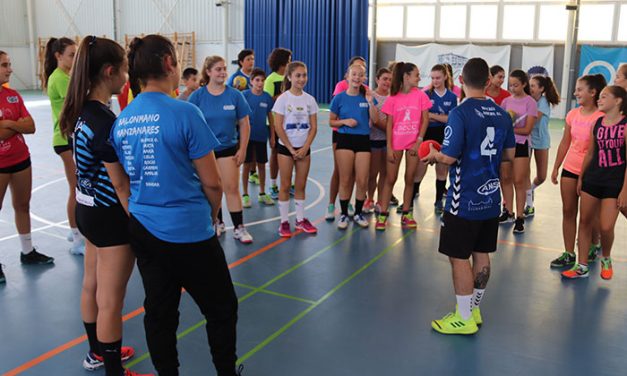 Más de sesenta niños y niñas participan en la escuela de verano de balonmano