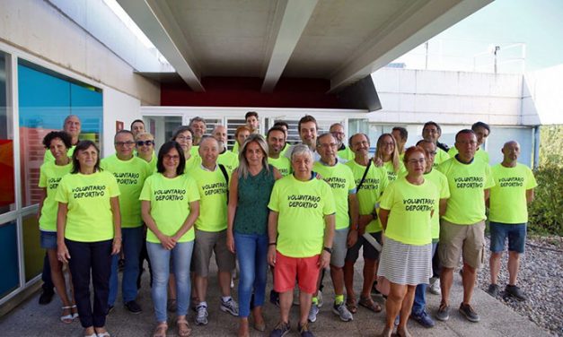 La alcaldesa agradece a los voluntarios de la Vuelta Ciclista a España su colaboración y compromiso con el deporte en la ciudad