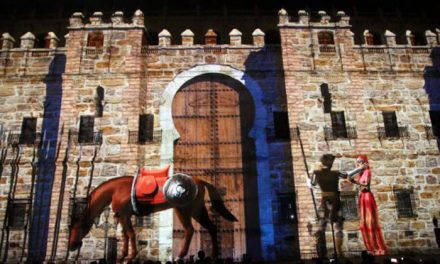 La alcaldesa celebra que Luz Toledo llene la fachada del Alcázar de toledanismo con un espectáculo que aglutina leyendas populares