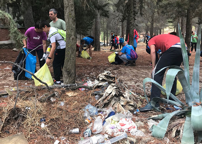 Cuarenta voluntarios participan en una jornada de limpieza del parque periurbano