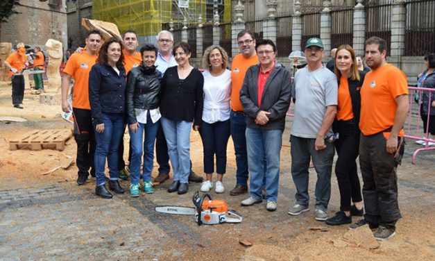 Cinco artistas de carácter internacional demuestran su destreza en la escultura con motosierra en una jornada con apoyo municipal