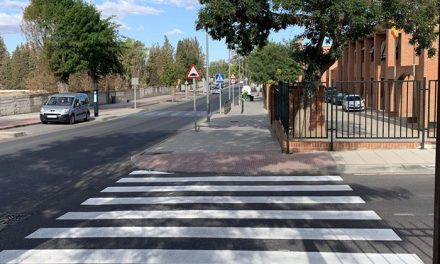 El Ayuntamiento refuerza la seguridad de los entornos escolares con motivo del inicio del curso con el repintado de 90 pasos de peatones