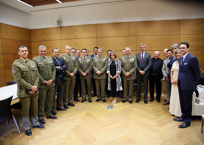 La alcaldesa asiste al concierto organizado por el Museo del Ejército con motivo de la Fiesta Nacional