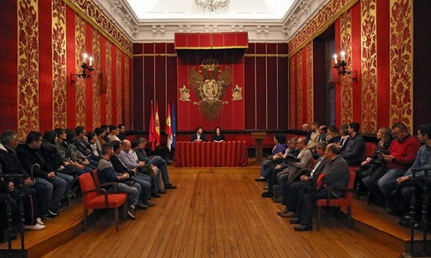 Los participantes en las VI Jornadas de Ingeniería del Agua conocen el Ayuntamiento y las zonas históricas de las Casas Consistoriales