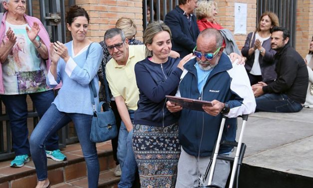 La alcaldesa traslada el pésame por la muerte de Guillermo Escolante, referente del movimiento vecinal de Toledo