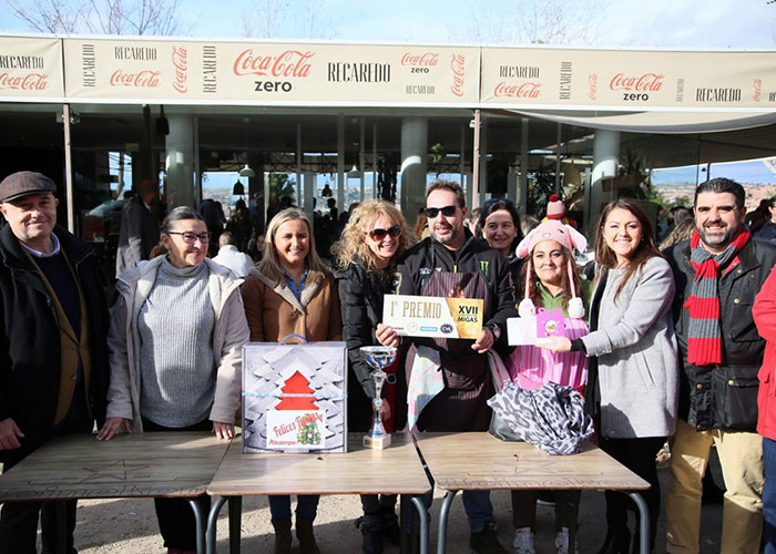 El Concurso de Migas de Navidad organizado por el Ayuntamiento vuelve a reunir a decenas de personas en el paseo de Recaredo