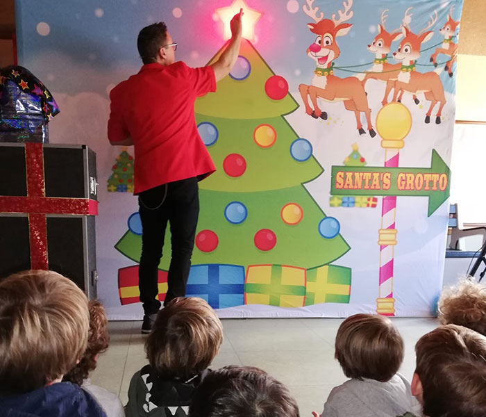 Cerca de un millar de alumnos de infantil de Pozuelo disfrutan del espectáculo de magia “Christmas Party”