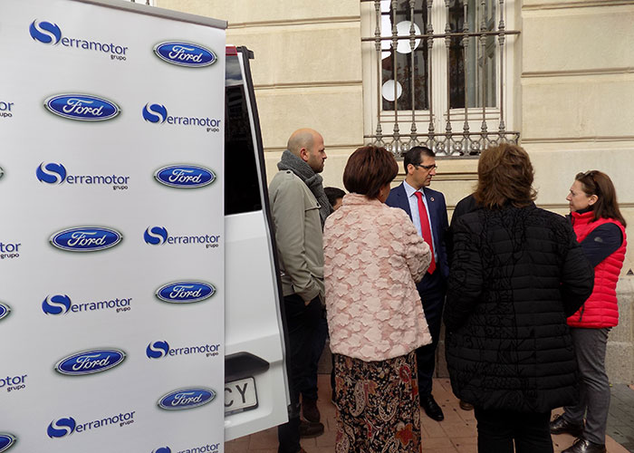 ADIN recibe un regalo de Reyes adelantado de la Diputación Provincial, la nueva Transit Custom de Ford Serramotor