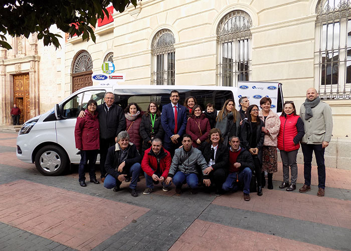 ADIN recibe un regalo de Reyes adelantado de la Diputación Provincial, la nueva Transit Custom de Ford Serramotor