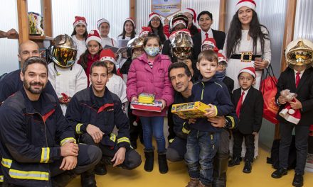 Los bomberos de la Comunidad de Madrid visitan a los niños ingresados en el Hospital Universitario de Getafe