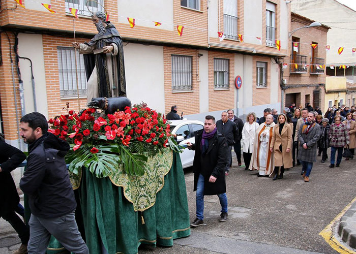 Milagros Tolón y otros representantes de la Corporación asisten al acto central de la festividad de San Antón en la ermita del barrio