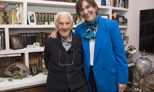 Susana Pérez Quislant felicita al vecino Román Agustín Pascual por su 100 cumpleaños