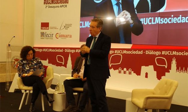 Iñaki Gabilondo abarrota un paraninfo entregado en el II Desayuno de la #APCR y I Diálogo #UCLMsociedad