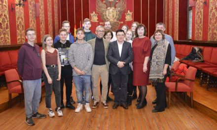 Alumnos de Letonia que participan en un proyecto educativo de intercambio con el IES Princesa Galiana conocen el Ayuntamiento de Toledo