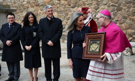 Milagros Tolón recibe al nuevo arzobispo en la Puerta de Bisagra y afirma que encontrará “colaboración plena” en el Gobierno local