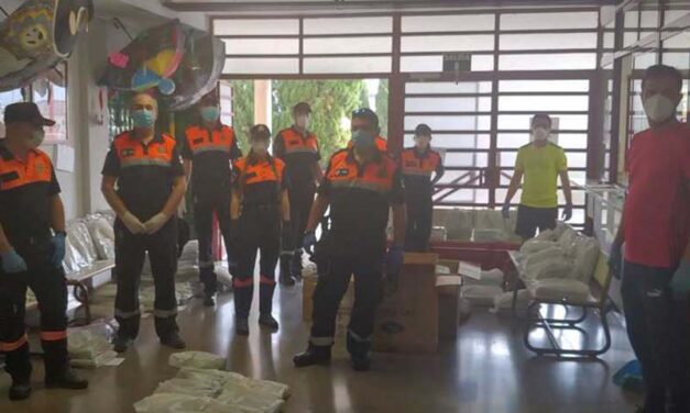 Protección Civil de Jaén reparte entre los escolares sus libros y materiales para poder seguir las clases en casa