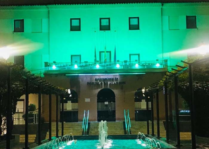 La fachada del Ayuntamiento de Pozuelo se sigue iluminando cada noche con luz verde en homenaje a la labor de los sanitarios