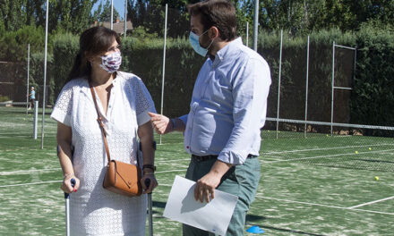 Renovado el césped artificial de las pistas de tenis del polideportivo municipal Carlos Ruiz