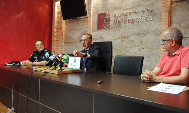 Valdepeñas inicia una campaña para concienciar sobre la limpieza del entorno rural