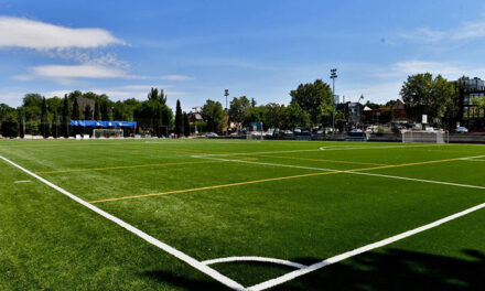 El campo de fútbol del polideportivo El Pradillo cuenta con un nuevo césped artificial que beneficiará a más de un millar de deportistas de la ciudad