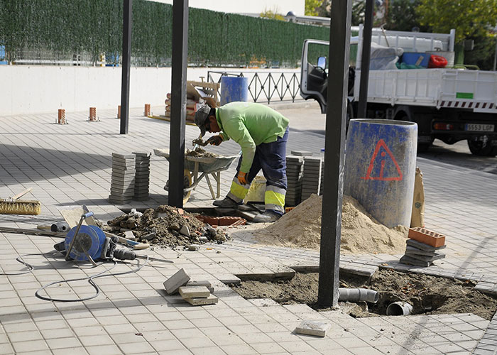 Obras de remodelación en el aparcamiento y entrada al CEIP Teresa Berganza