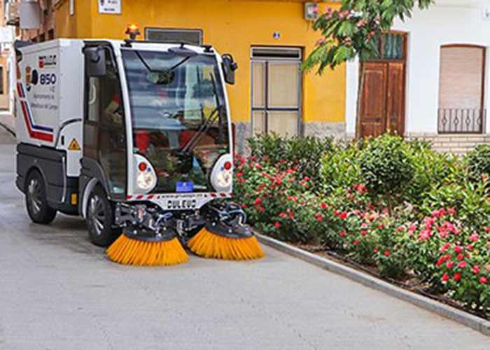 Nueva barredora aspiradora automóvil para potenciar la limpieza urbana en todo el casco urbano de Almodóvar