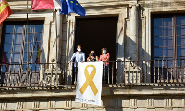 El Ayuntamiento de Toledo se suma a la campaña de sensibilización del cáncer infantil y luce ya en su fachada principal el lazo dorado