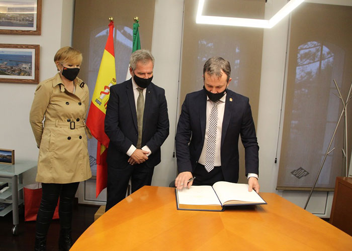 El Ayuntamiento de Jaén y el Puerto de Motril firman un acuerdo de colaboración para explorar el desarrollo de instalaciones portuarias en la capital y facilitar la salida de mercancías