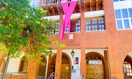 El Ayuntamiento de Argamasilla de Calatrava se cuelga el lazo rosa como apoyo a pacientes del cáncer de mama y a la lucha contra la enfermedad