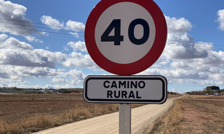 El ayuntamiento de Alcázar instala 25 señales que limitan la velocidad en caminos rurales