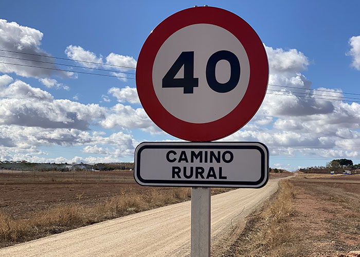 El ayuntamiento de Alcázar instala 25 señales que limitan la velocidad en caminos rurales