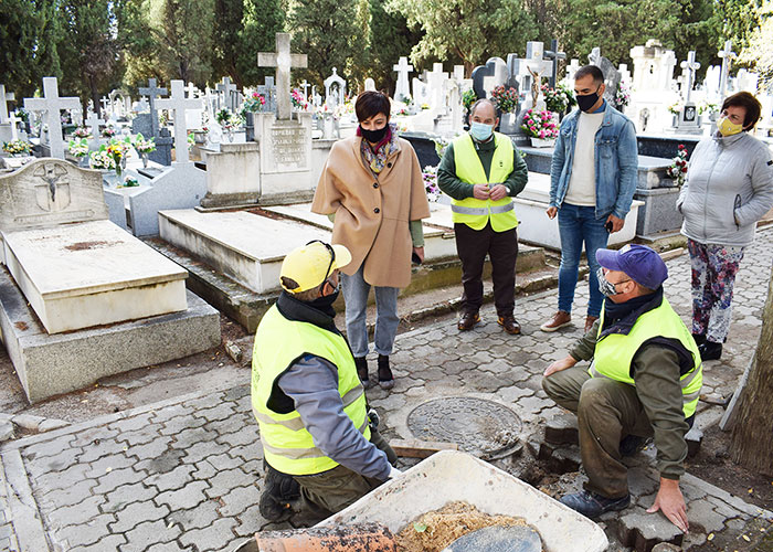 Isabel Rodríguez visita los trabajos de mejora y mantenimiento del Cementerio Municipal