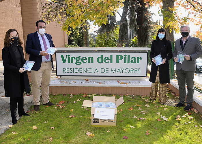 El Ayuntamiento reparte mascarillas quirúrgicas a todos los vecinos que viven en las residencias de Boadilla
