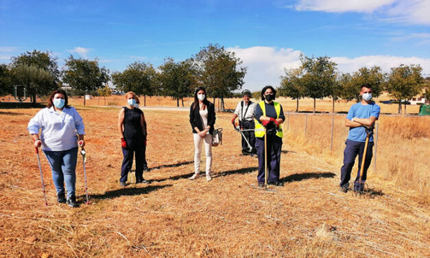 Trabajadores del Plan Integra refuerzan y mejoran el entorno verde del Pozo Norte y la barriada Libertad