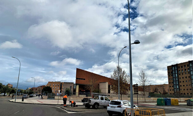 El Ayuntamiento de Toledo renueva el alumbrado de Valdeyernos con nuevas farolas que también iluminarán las aceras