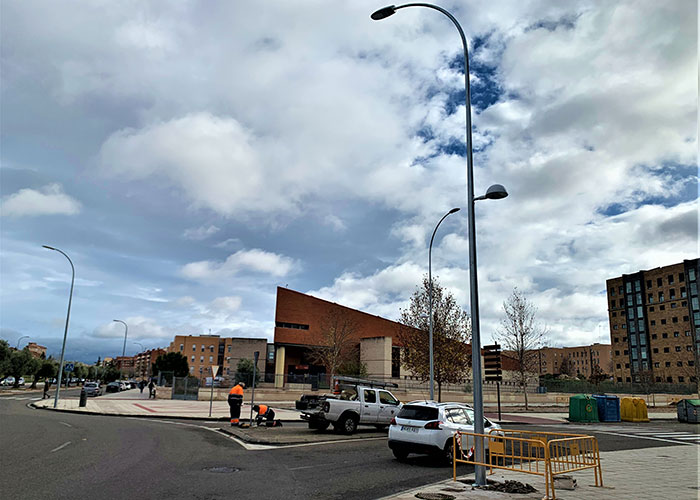 El Ayuntamiento de Toledo renueva el alumbrado de Valdeyernos con nuevas farolas que también iluminarán las aceras
