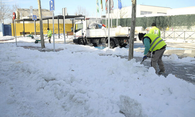 El Ayuntamiento de Boadilla está retirando la nieve en los centros escolares para facilitar la vuelta a las clases el próximo lunes
