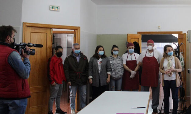 El Ayuntamiento cede a Jaén Solidario las cocinas del anejo al Ruiz Jiménez para hacer posible un programa de ayuda alimentaria que llega a 134 beneficiarios