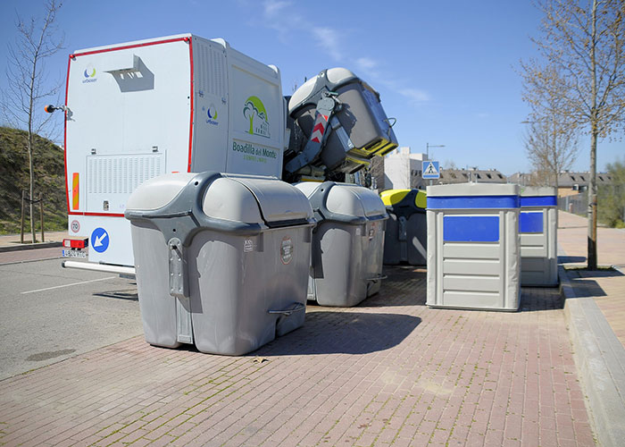 El Ayuntamiento de Boadilla refuerza la limpieza integral de los contenedores de basura